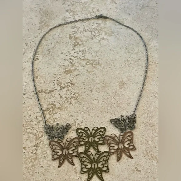 Elegant Metal Butterfly Pendant Necklace *Excellent Cond* - Picture 3 of 4